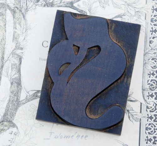 letter: F  blackletter wood type 3.54&#034; woodtype font letterpress printing block