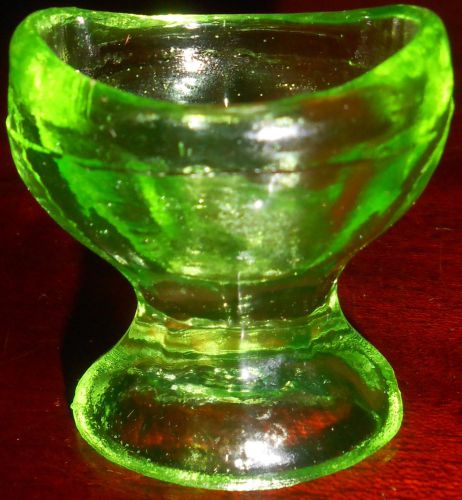 Green Vaseline uranium glass Eye wash / rinse cup holder glows yellow canary art