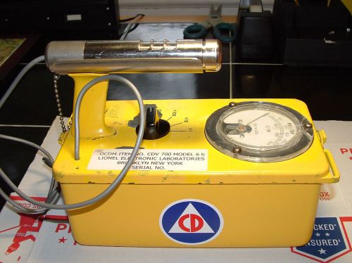Lionel CDV-700 6B geiger counter  w/probe, carrying strap