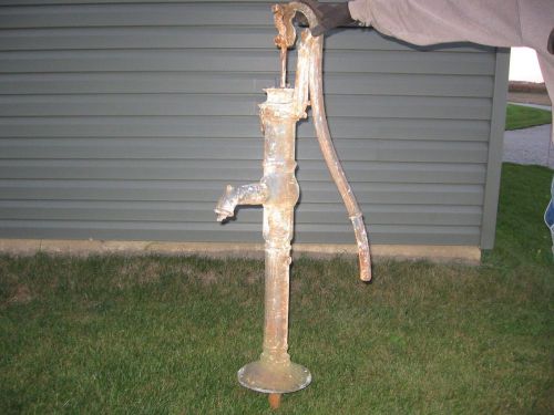 Vintage Cast Iron Antique Hand Water Well Pump yard art