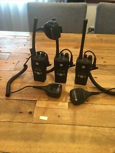 Motorola PR400 UHF Radio 16 Channels 438-470 Mhz With Microphone Clips Lot Of 3