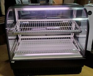True TCGR-50 50&#034; Refrigerated Bakery (Cupcake) Deli Case w/Curved Glass - Nice!