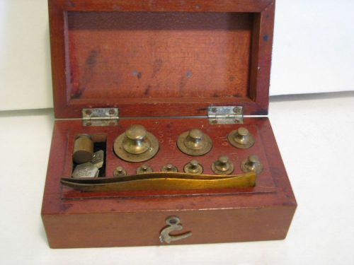 ANTIQUE/VINTAGE  PHARMACY SCALES   &#034;GRAMS&#034;  WEIGHT SET W/ WOODEN HOLDER