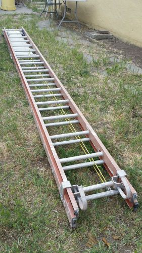 32&#039;ft Louisville fiberglass extension Ladder with linehooks