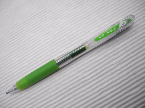 1 X Pilot retractable Juice 0.5mm gel ink/ball point pen Leaf Green(Japan)