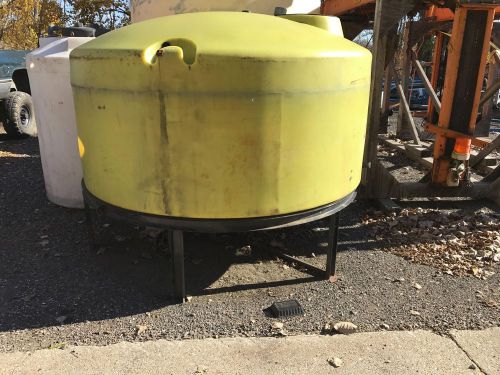1000 gallon Poly Tank with stand 76&#034; high x 84&#034; round