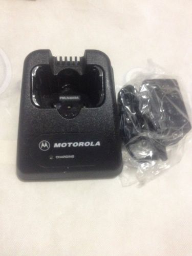 Motorola pmtn4021c/4kg63 120v 10 hour desk/charger 71670 for sale
