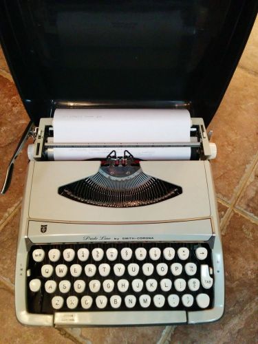 Pride Line by Smith-Corona Zephyr Deluxe Small Portable Typewriter In Case