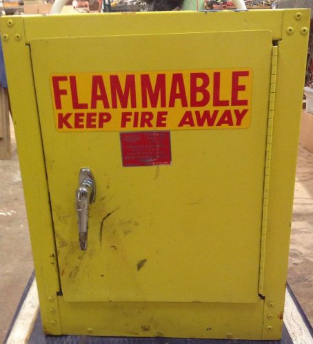 Eagle Model 1904 4 Gallon Benchtop Flammable Liquid Storage Cabinet with Key