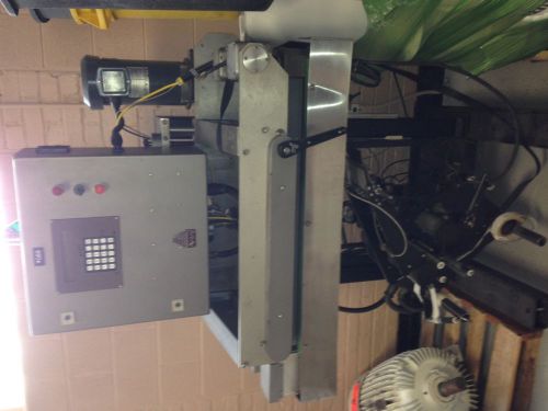 AVERY BOTTOM LABELER W/ INTEGRATED CONVEYOR PACKAGING MACHINE