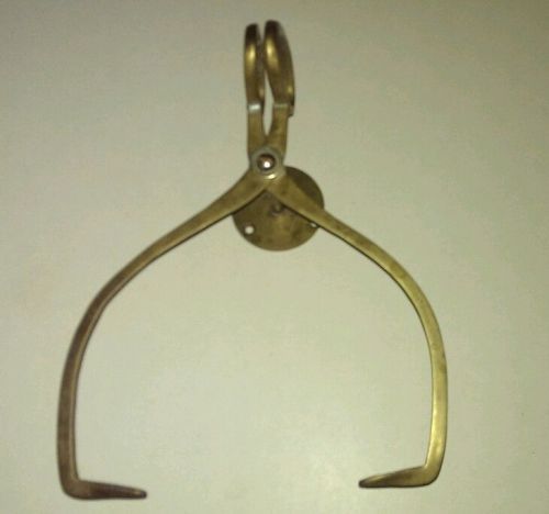 VINTAGE HEAVY SOLID BRASS ICE TONG WALL MOUNT PAPER TOWEL HOLDER ESTATE FIND
