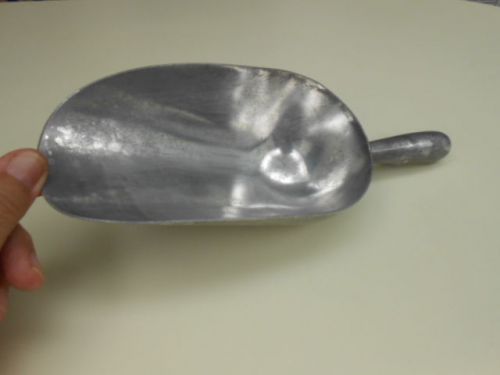 Large Metal Scoop w/ Handle, WINCO 24 OZ, About 10.65 Inches Long