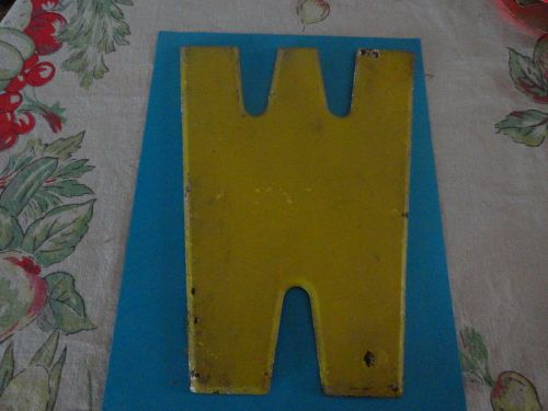 OLD METAL LETTER/INITIAL &#039;W&#039; YELLOW INDUSTRIAL MARKEE SIGN GARDEN/HOME/OFFICE