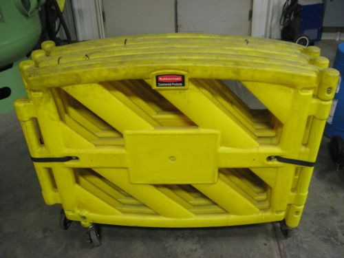 RUBBERMAID SAFETY MOBILE FOLDING BARRIER - (6) 4&#039; sections - 24 TOTAL FEET