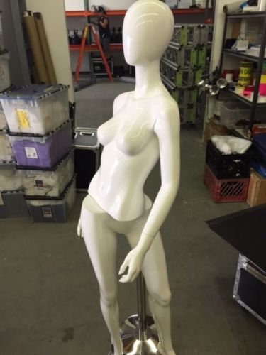 Mannequin (11 Male, 18 Female, 1 Youth)