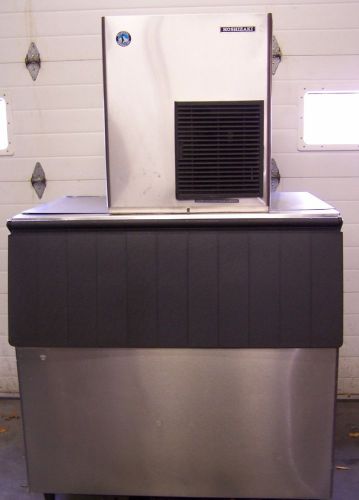 Nice used hoshizaki f801mah flake ice machine with 700 lb bin for sale