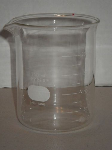Pyrex Glass Made in USA 250mL Graduated Beaker w/ Spout - No. 1000    b