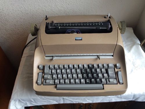 Vintage IBM Selectric II Electric Typewriter - Great Condition