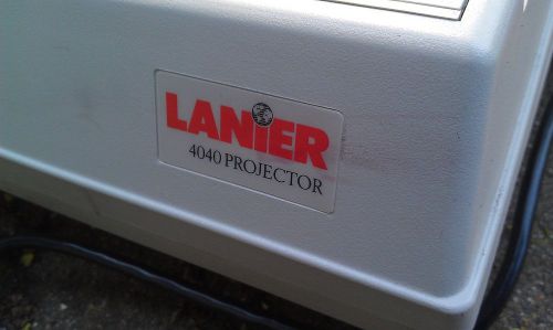 7S73 LANIER 4040 OVERHEAD PROJECTOR, TESTS OK, HAS SMALL FLAW IN BASE MIRROR, GC