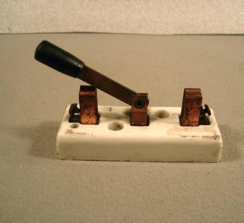 VINTAGE G.E. PORCELAIN LEVER ELECTRICAL SWITCH, 15A 125V, BASE IS 4&#034; LONG