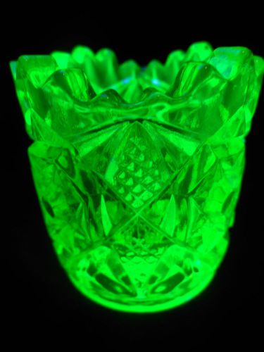 Green Vaseline glass tabletop toothpick holder star diamond pattern uranium glow