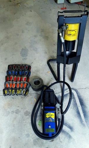 Parker 82c-080 hydraulic crimper with foot pedal, 5 dies and hose for sale