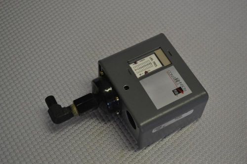 ONE USED JOHNSON CONTROLS P70GA-11 PRESSURE CONTROLLER