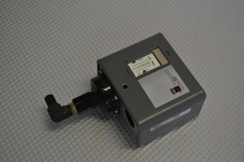 ONE USED JOHNSON CONTROLS P70GA-11 PRESSURE CONTROLLER