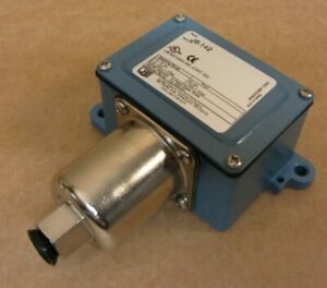 New UE United Electric Controls Company Pressure Switch, 0 - 18 psi. J6-142