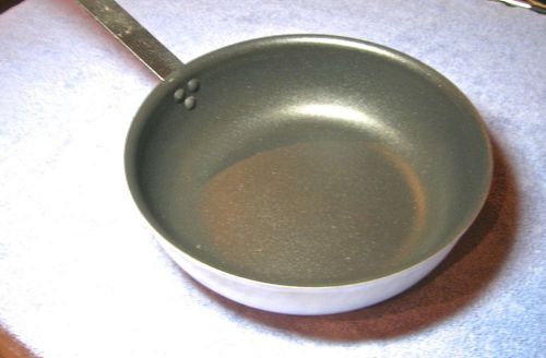 ALUMINUM SAUCIER PAN, 7 QUART, 12 1/2&#034;, NON-STICK INTERIOR