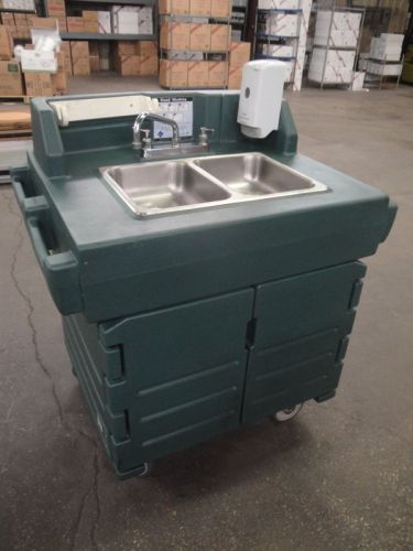 CAMBRO 2-COMP PORTABLE HOT WATER HAND SINK ON CASTERS.