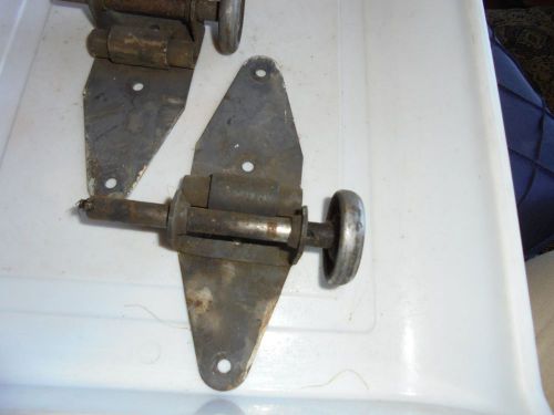 GARAGE DOOR BRACKETS METAL 7.75 TOP TO BOTTOM METAL ROLLS 4.5&#034; LONG VINTAGE