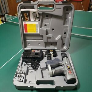 Senco Duraspin DS200-14v Drywall Screw Fastening System in Hard Case + Charger