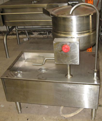 CLEVELAND - DIRECT STEAM KETTLE WITH STAND - 12 GAL