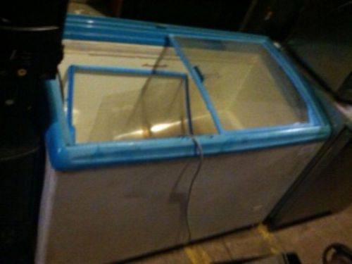 Ice cream freezer - missing 1 top sliding door - MUST SELL! SEND ANY ANY OFFER!