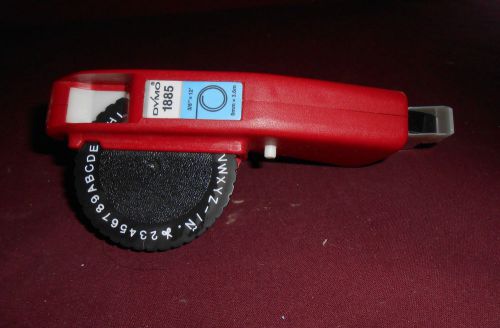 NICE RED DYMO 1885 LABLE MAKER WITH BLACK ROLE OF LABEL- WORKS