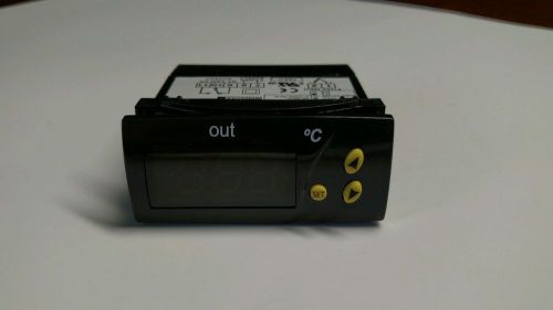 Omega DP 7002 Temperature Meter/Alarm