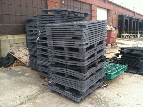 Lot of 250 plastic pallets for sale