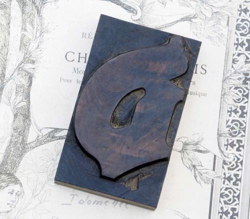 letter: d blackletter wood type 3.54&#034; woodtype font letterpress printing block D