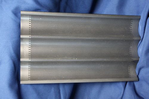 French Bread Baguette Perforated Triple Loaf Pan Aluminum w/Frame 3 Loaves
