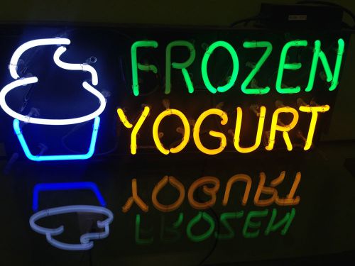 Lighted Neon &#039;Frozen Yogurt&#039; Sign