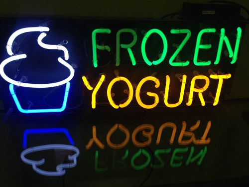 Lighted Neon &#039;Frozen Yogurt&#039; Sign