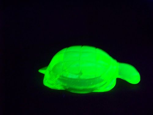 GREEN VASELINE GLASS  POINT TAIL TURTLE   (( id189788 ))