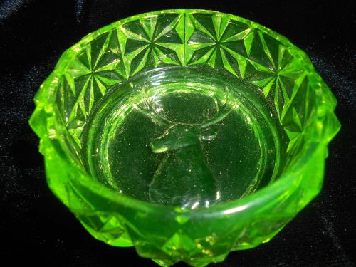 Green Vaseline glass Elk Deer round salt dip cellar celt Uranium dish whitetail