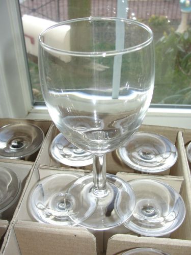 Savoie 12 - 8 1/2 Ounce Stem Wine Glass ARC Arcoroc Made in France Vintage