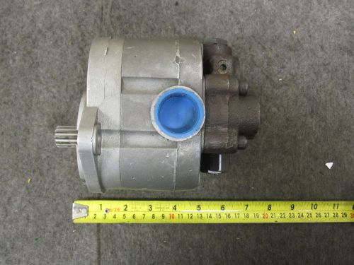 NEW DANFOSS HYDRAULIC PUMP # 163Y1162 WITH VALVE