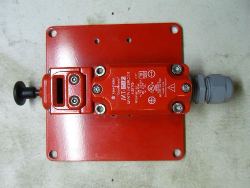(g1-12) 1 new allen bradley mt-gd2 safety key interlock switch w/ mount for sale