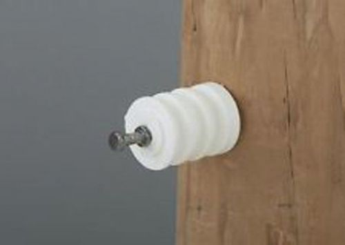 TRIPLE GROOVE WOOD POST  INSULATOR WITH NAIL. 25/PKG