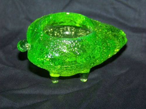 GREEN  VASELINE GLASS URANIUM FOOTED STRAWBERRY SALT  TABLEWARE  (( ID121233 ))