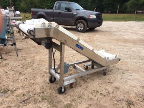 Inclined food grade stainless steel conveyor with cleats for sale